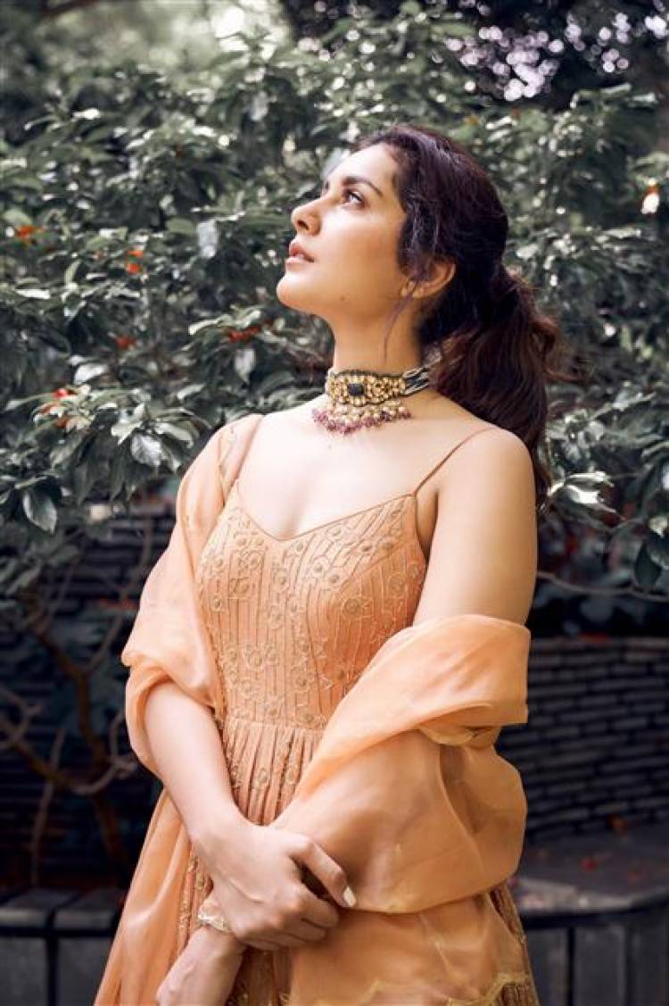 Actress Raashi Khanna Stunning Latest Stills
