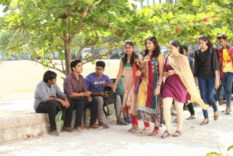 “பூவே போகாதே“ காதல் கதை