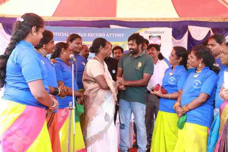 திருநங்கைகளின் உலக சாதனைக்கு கைகொடுத்த விஜய் சேதுபதி