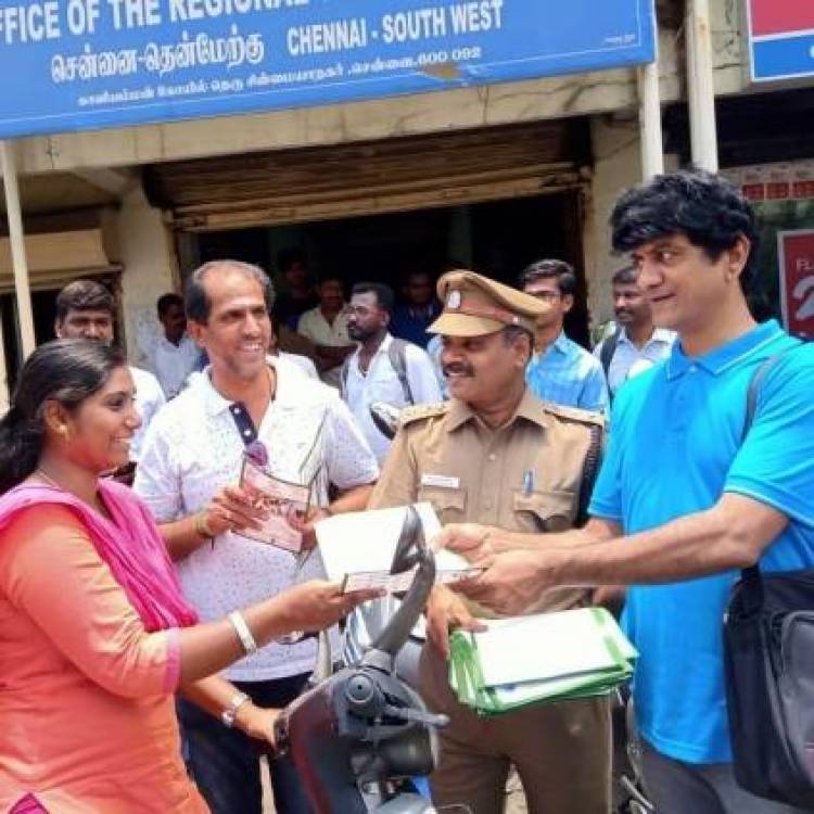 ஹெல்மெட் அணிவதன் அவசியத்தை உணர்த்தும் பிக்பாஸ் பிரபலம் 