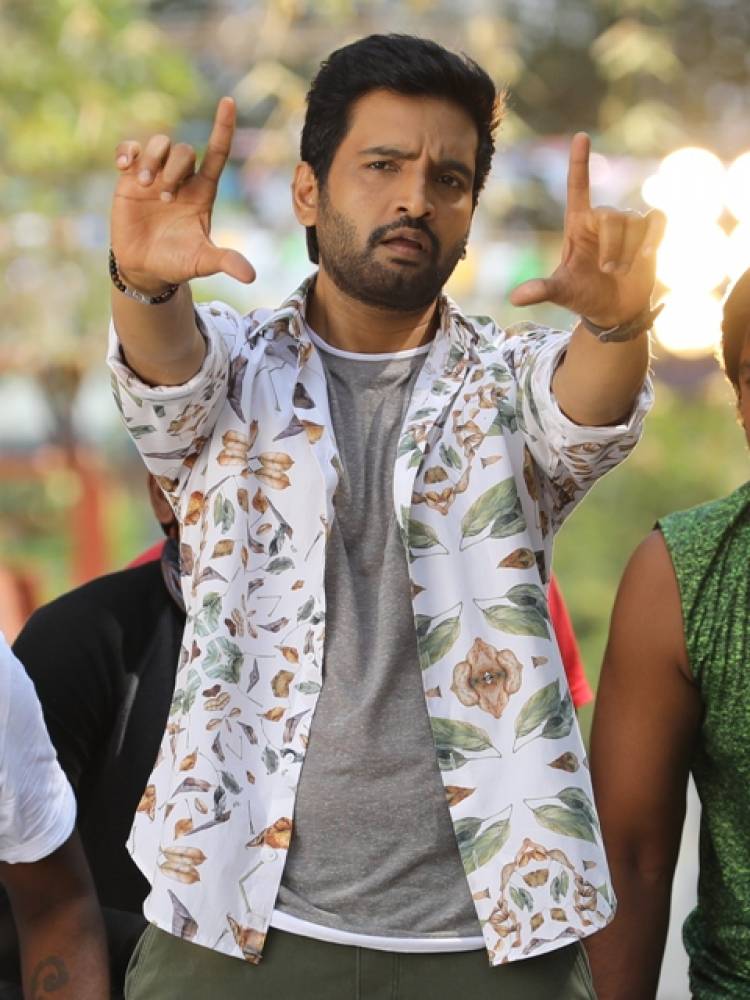 சந்தானம் மூன்று வேடத்தில்  நடிக்க இருக்கும் புதியபடம் !