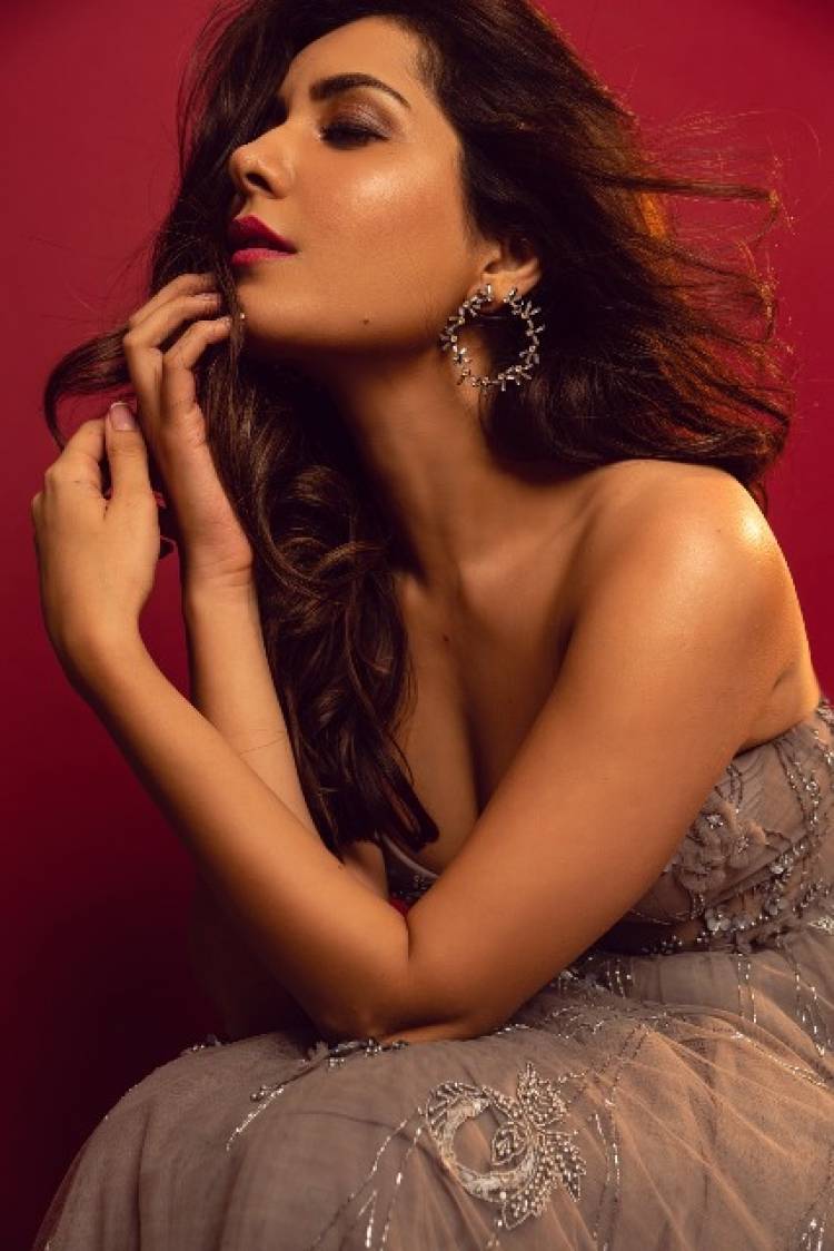 Actress RaashiKhanna Latest Pictures