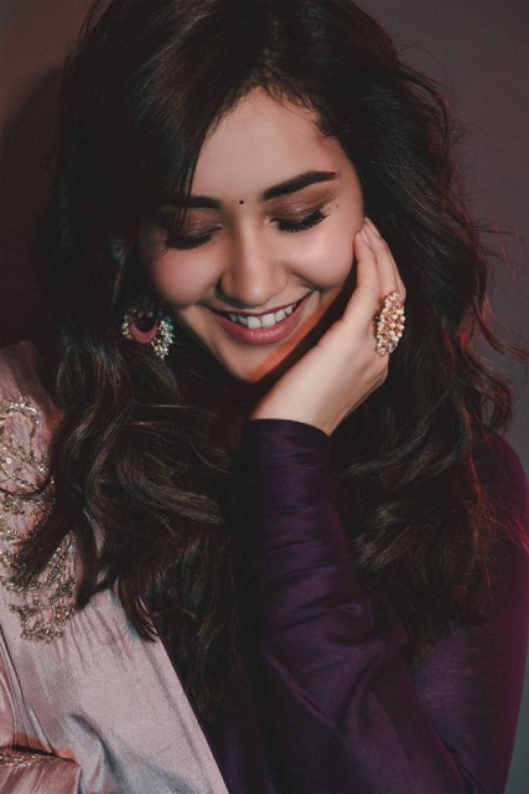 Actress Raashi khanna Latest Stills
