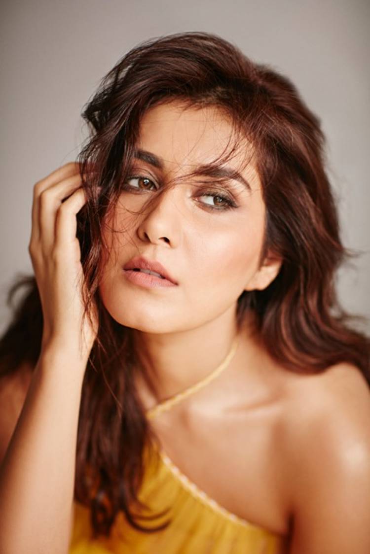 Actress Raashi khanna Latest Stills