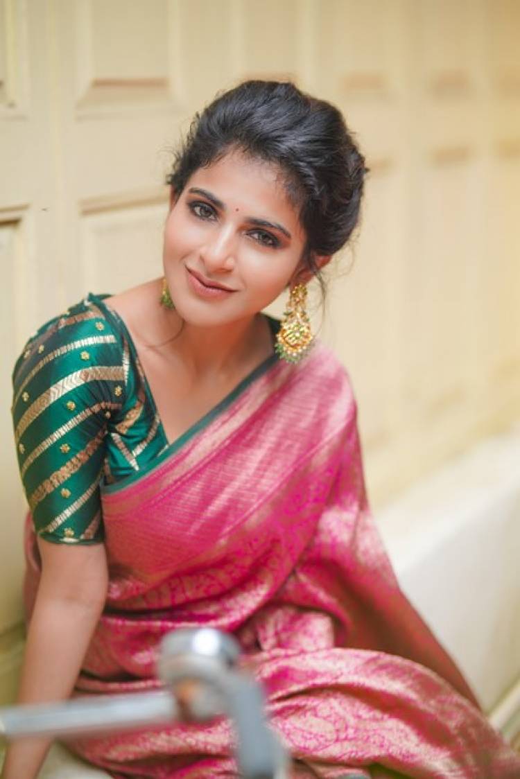 Actress IswaryaMenon Latest Pictures