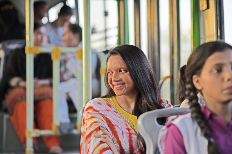 ஆசிட் வீச்சில் பாதிக்கப்பட்ட பெண்ணாக தீபிகா படுகோனே!!