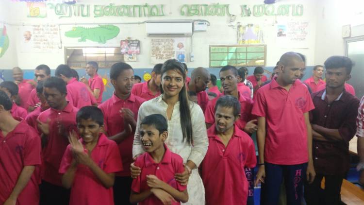 ஹோப் தொண்டு நிறுவனத்தில் தனது பிறந்த நாளைக் குழந்தைகளோடு கொண்டாடிய ஐஸ்வர்யா ராஜேஷ். 