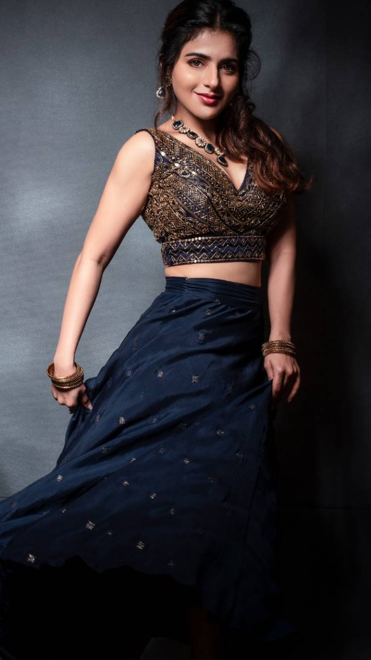 Actress IshwaryaMenon Looks elegant in this outfit for Naan sirithaal curtain raiser event yesterday