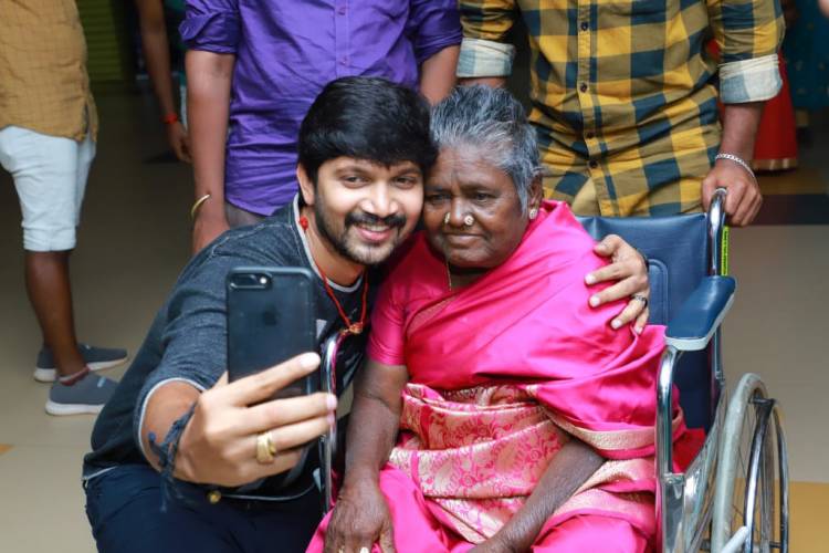 அபி சரவணனுடன் 'மாயநதி' படம் பார்த்தார் பரவை முனியம்மா!