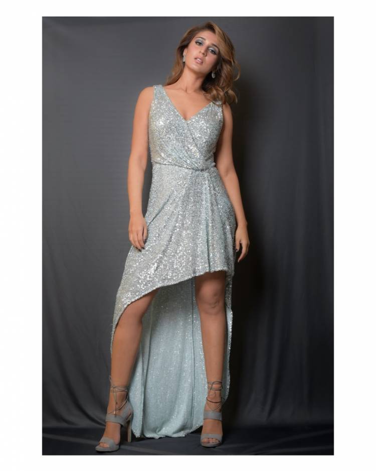 Dhvani Bhanushali sparkles like glitters in her recent photos!