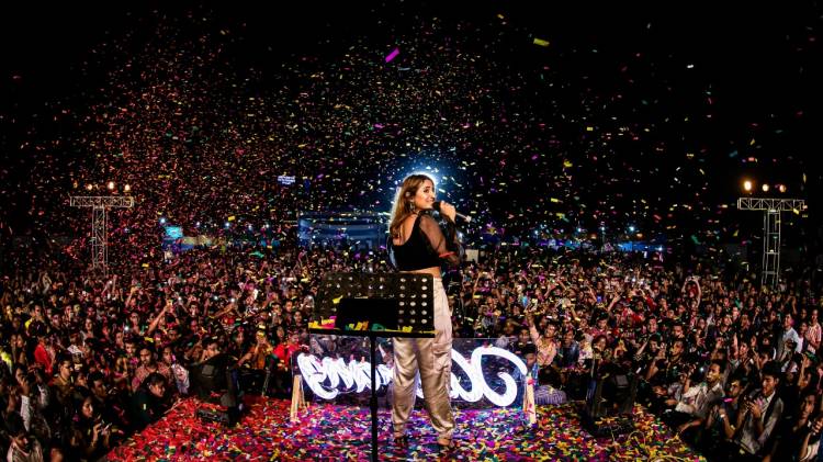 Dhvani Bhanushali shares sensational pictures from her performance at St.Xavier's University!