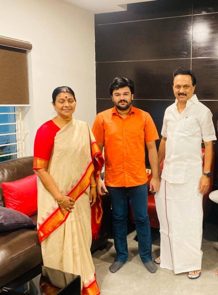 KadalilKattumaramai படக் குழுவினரை திமுக தலைவர் திரு மு.க.ஸ்டாலின் அவர்கள் நேரில் அழைத்து வாழ்த்தினார்...!