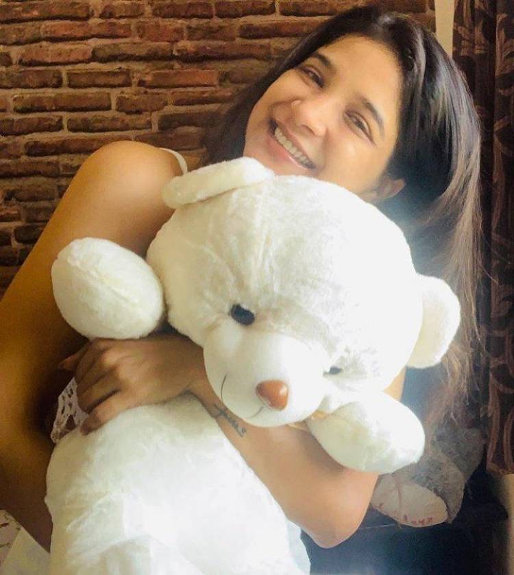 Actress SakshiAgarwal keeps herself busy playing hideandseek with “funshine”‬