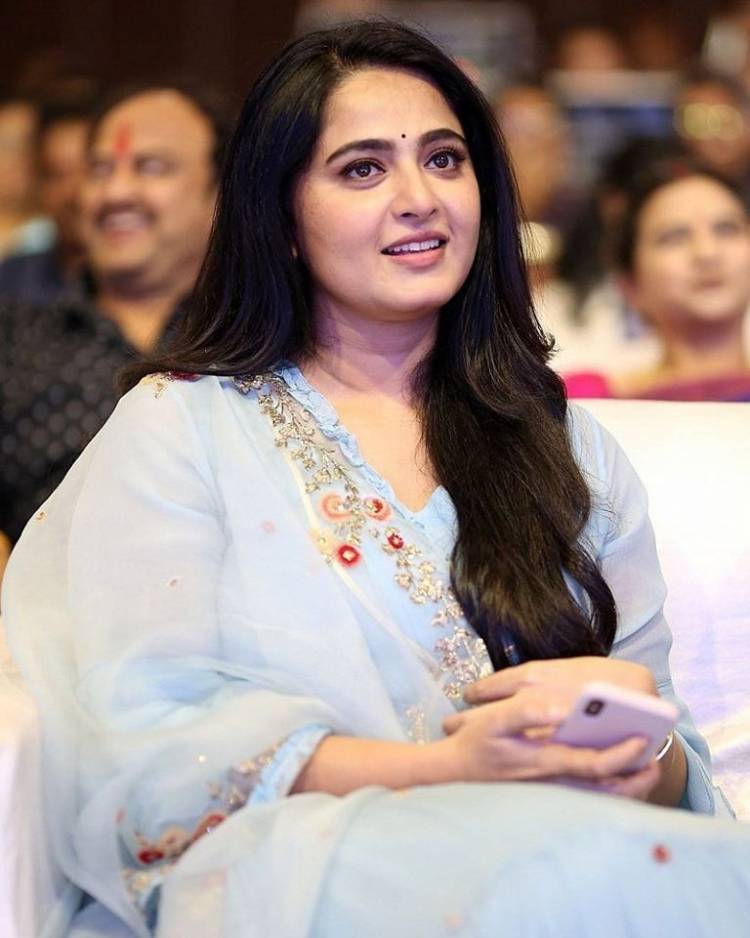 Actress Anushka looking gorgeous in this pics
