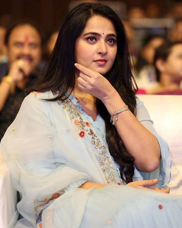 Actress Anushka looking gorgeous in this pics