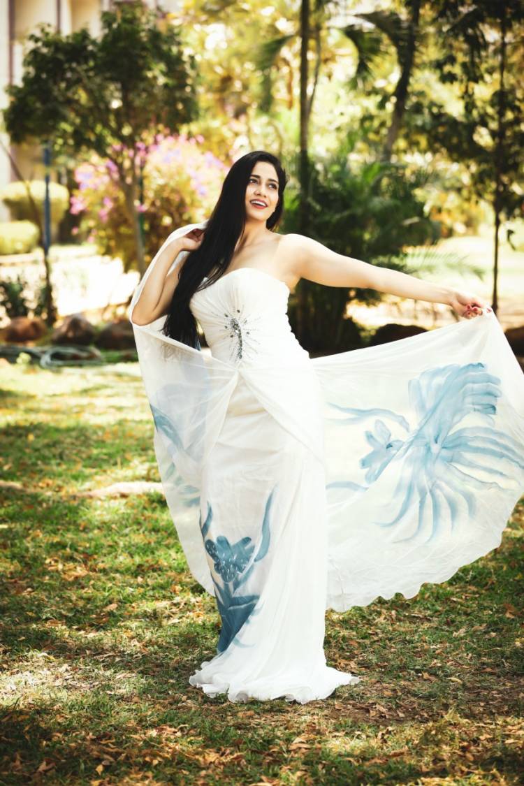 Gorgeous Actress Komalsharmaj gearing up with new looks