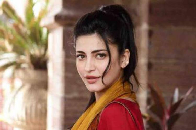 தனது உடம்பில் ஐந்து இடத்தில் பச்சை குத்திக்கொண்ட சுருதிஹாசன்