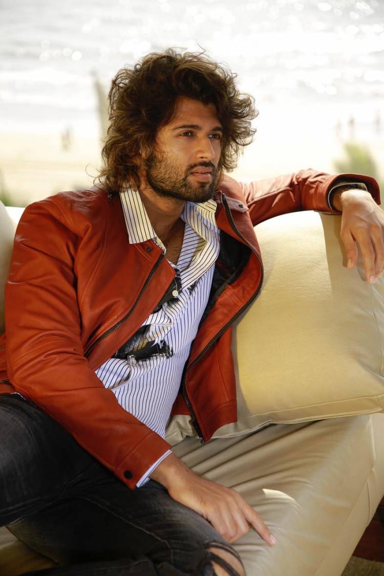 17000க்கும் மேற்பட்ட நடுத்தர குடும்பங்களுக்கு உதவிய விஜய் தேவர்கொண்டா 