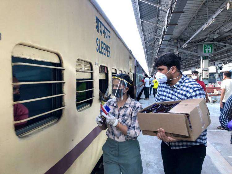 புலம்பெயர் தொழிலாளர்களுக்கு உதவிய நடிகை வரலட்சுமி சரத்குமார்  
