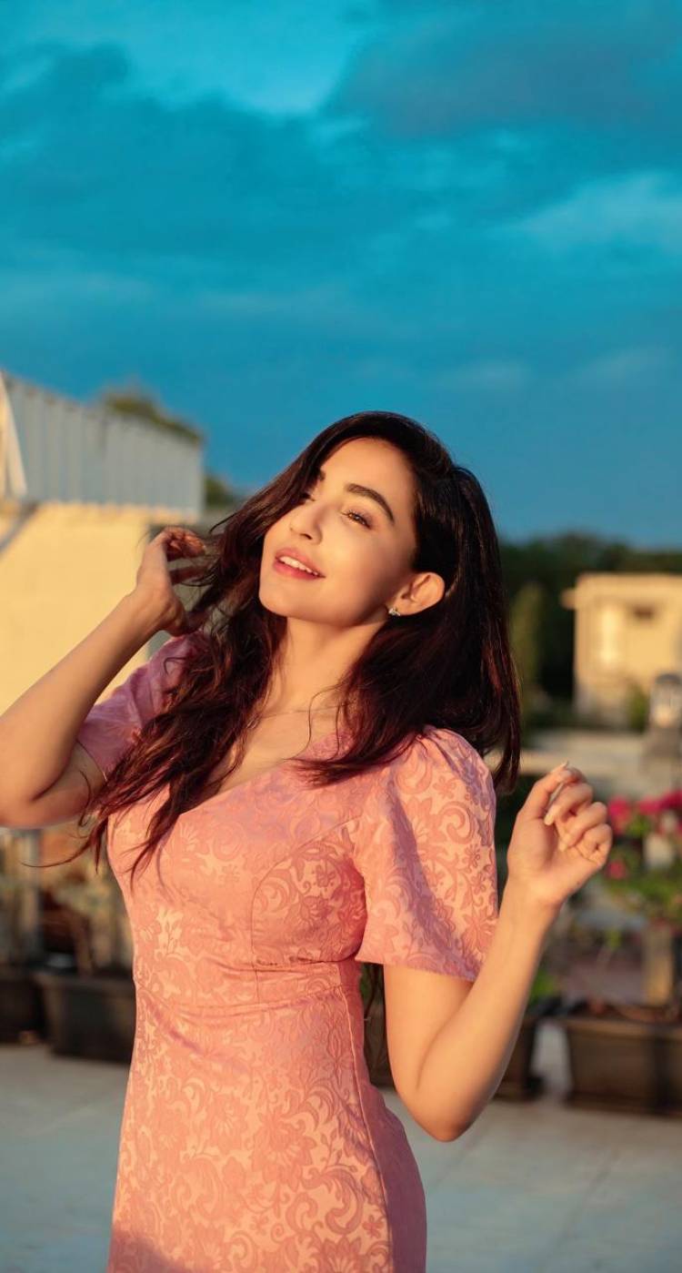 Actress parvati Nair looks pretty in pink