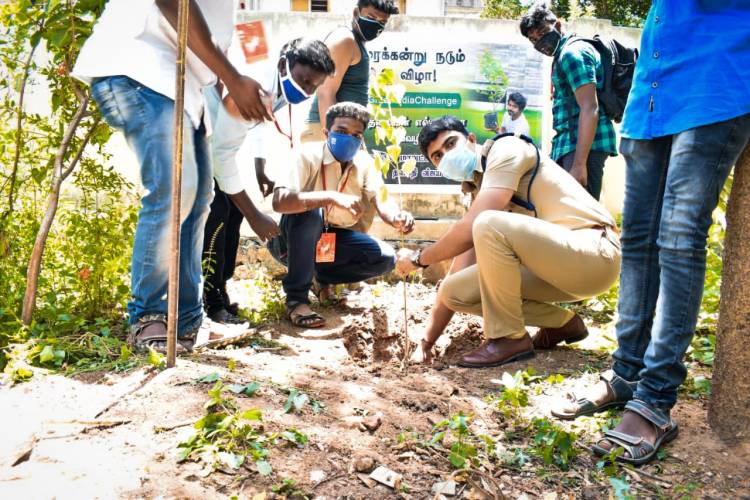 தளபதி விஜய் வழியில் அவரது ரசிகர்கள் !!