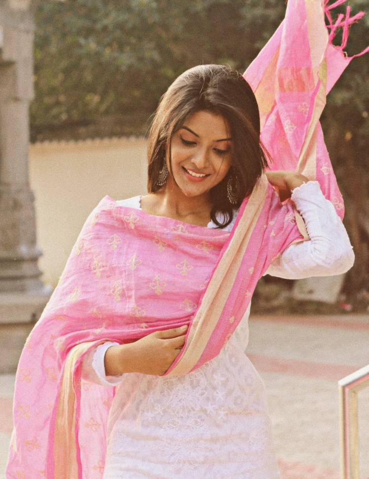 Actress NivedhithaaSathish looks bewitchingly beautiful in these latest pictures