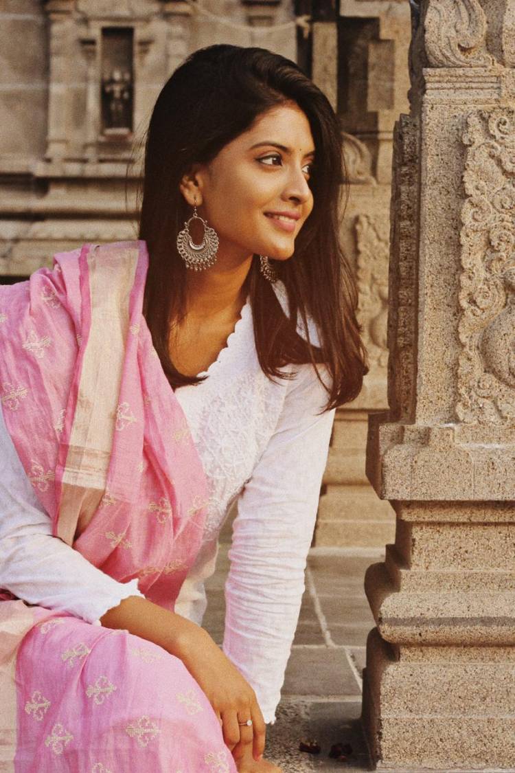 Actress NivedhithaaSathish looks bewitchingly beautiful in these latest pictures