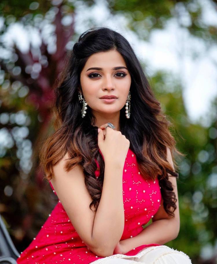Actress Aathmika sizzling in her latest pics