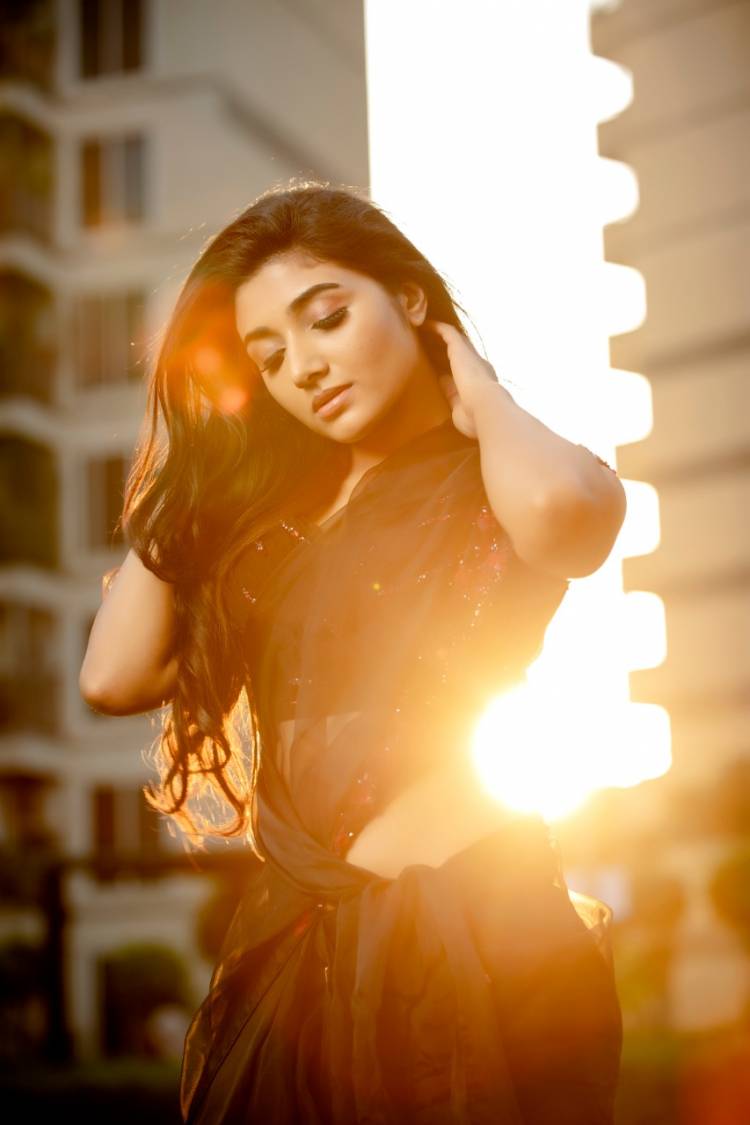 Eye-pleasing Beauty! @mirnaaofficial 