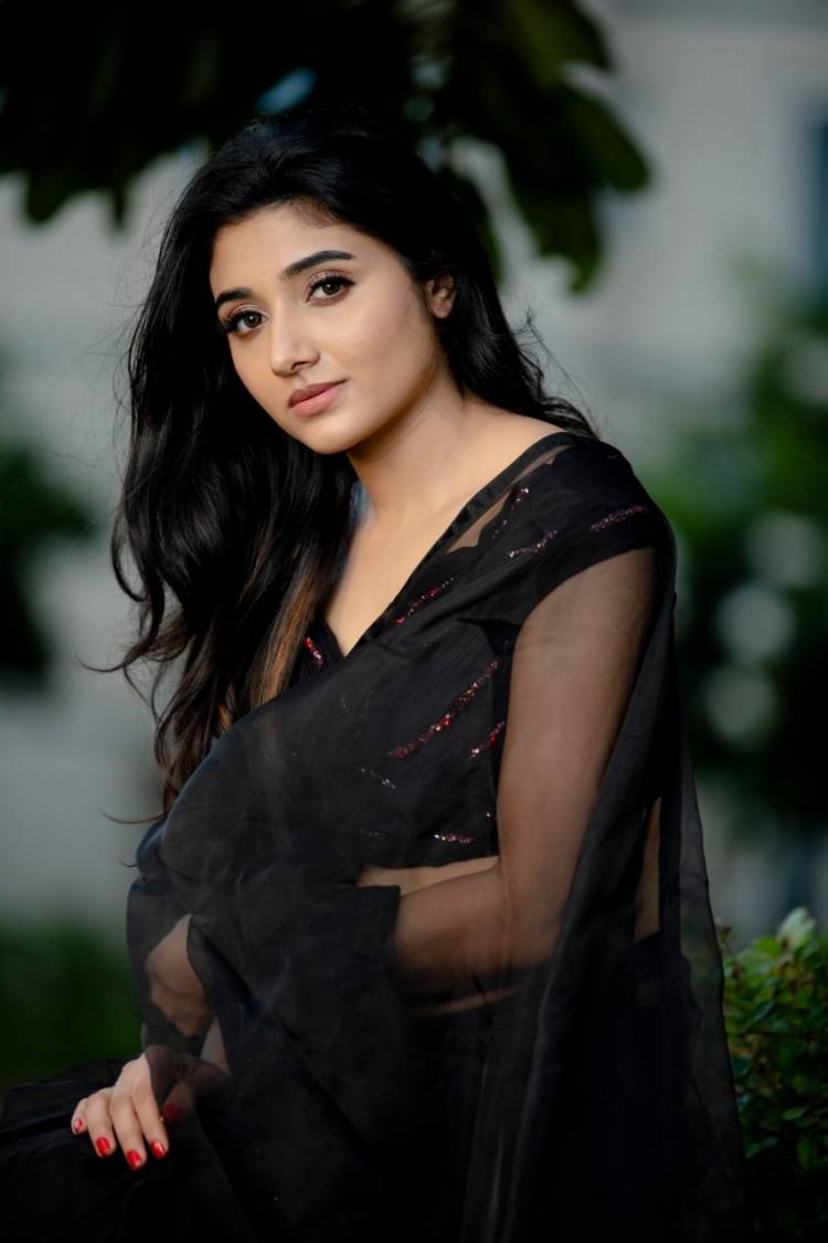 Eye-pleasing Beauty! @mirnaaofficial 