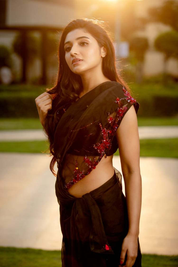 Eye-pleasing Beauty! @mirnaaofficial 