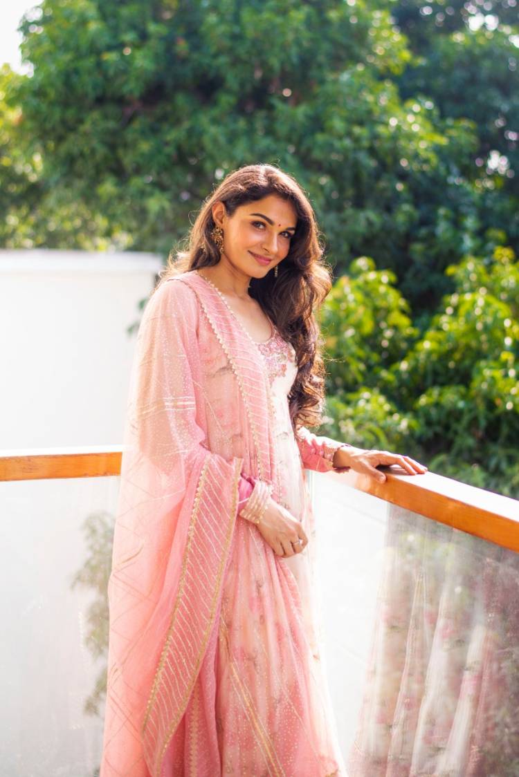 EZHUNTHU VA. Andrea Jeremiah and ADK  @Andrea Jeremiah