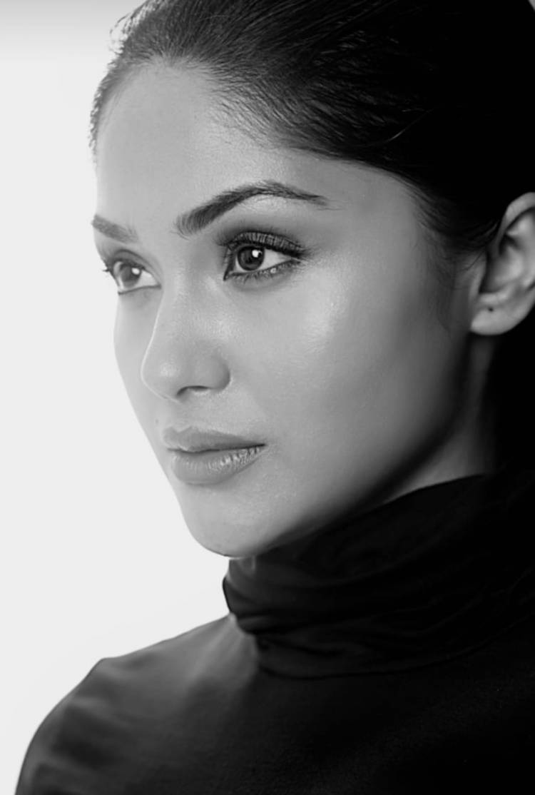 Here Are The Latest Captivating Photoshoot Stills Of Actress @sshritha9. 