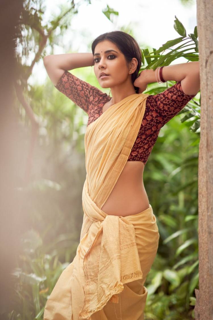 Rocking it with the rustic look! #RaashiKhanna looks absolutely  gorgeous in these lovely pictures