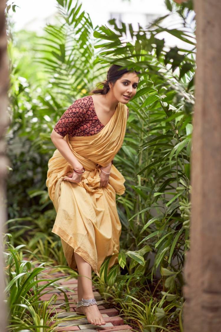 Rocking it with the rustic look! #RaashiKhanna looks absolutely  gorgeous in these lovely pictures
