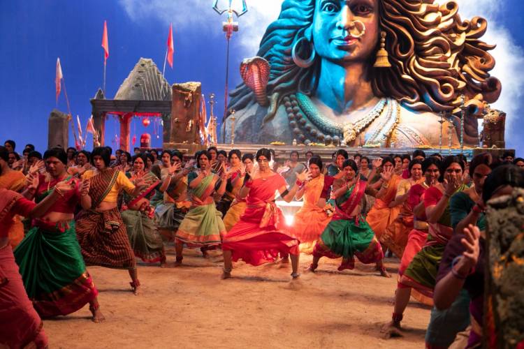 @akshaykumar  has got people spellbound across the nation with his Tandav in the song #BamBholle from #Laxmii.