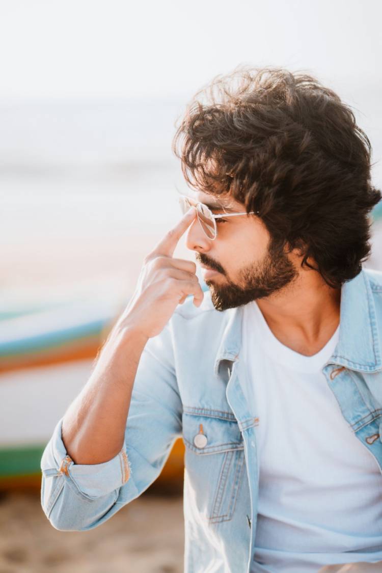 ஜி.வி.பிரகாஷின் அடுத்த ஹாலிவுட் பாடல் 'க்ரையிங் அவுட்': தனுஷ் வெளியிடுகிறார்