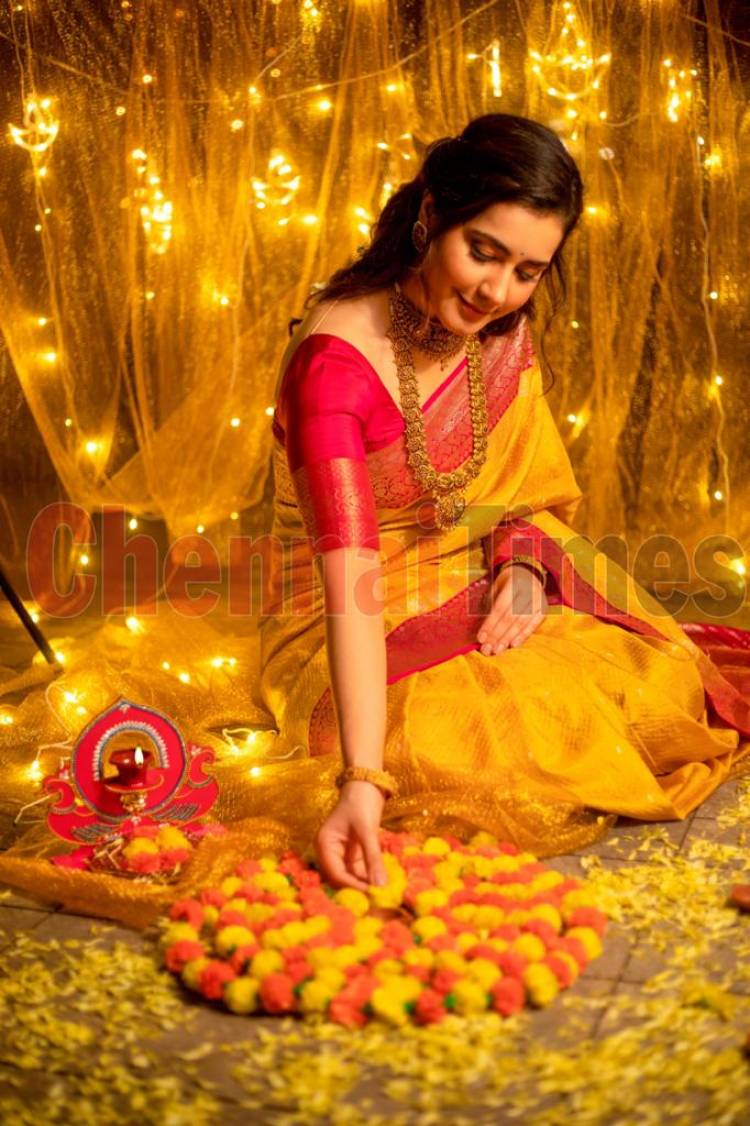 Spreading cheer and sending good wishes your way this #Deepavali is the beautiful and talented #RaashiKhanna.