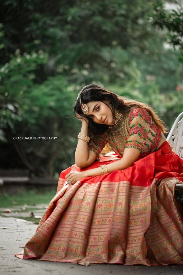 Actress #Parvati looks pretty in pink! Here are pictures from her latest photoshoot. 