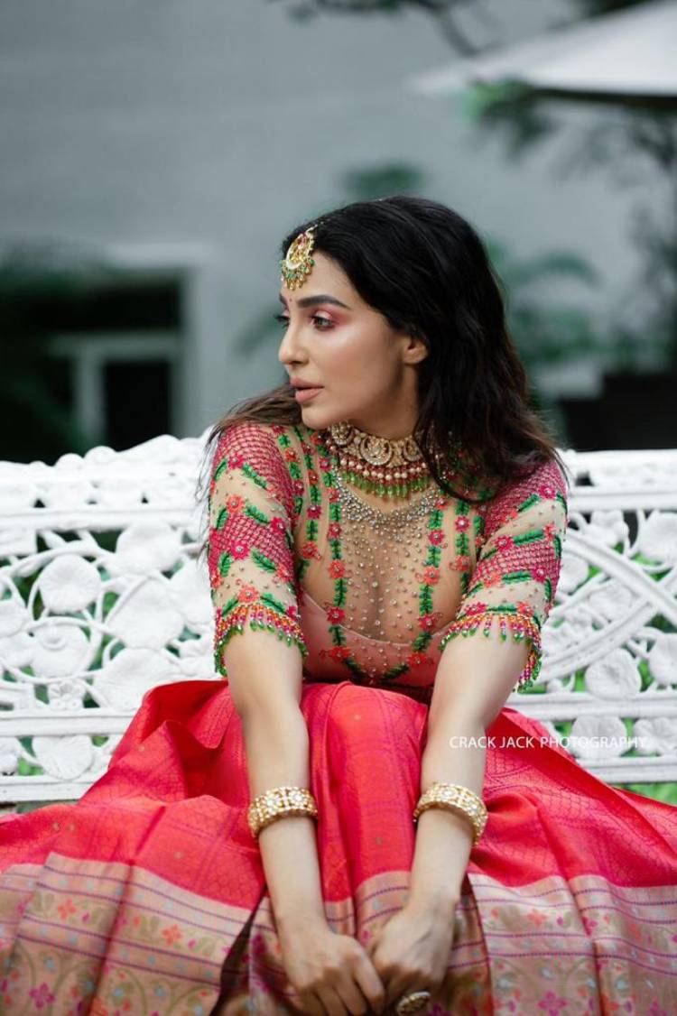 Actress #Parvati looks pretty in pink! Here are pictures from her latest photoshoot. 