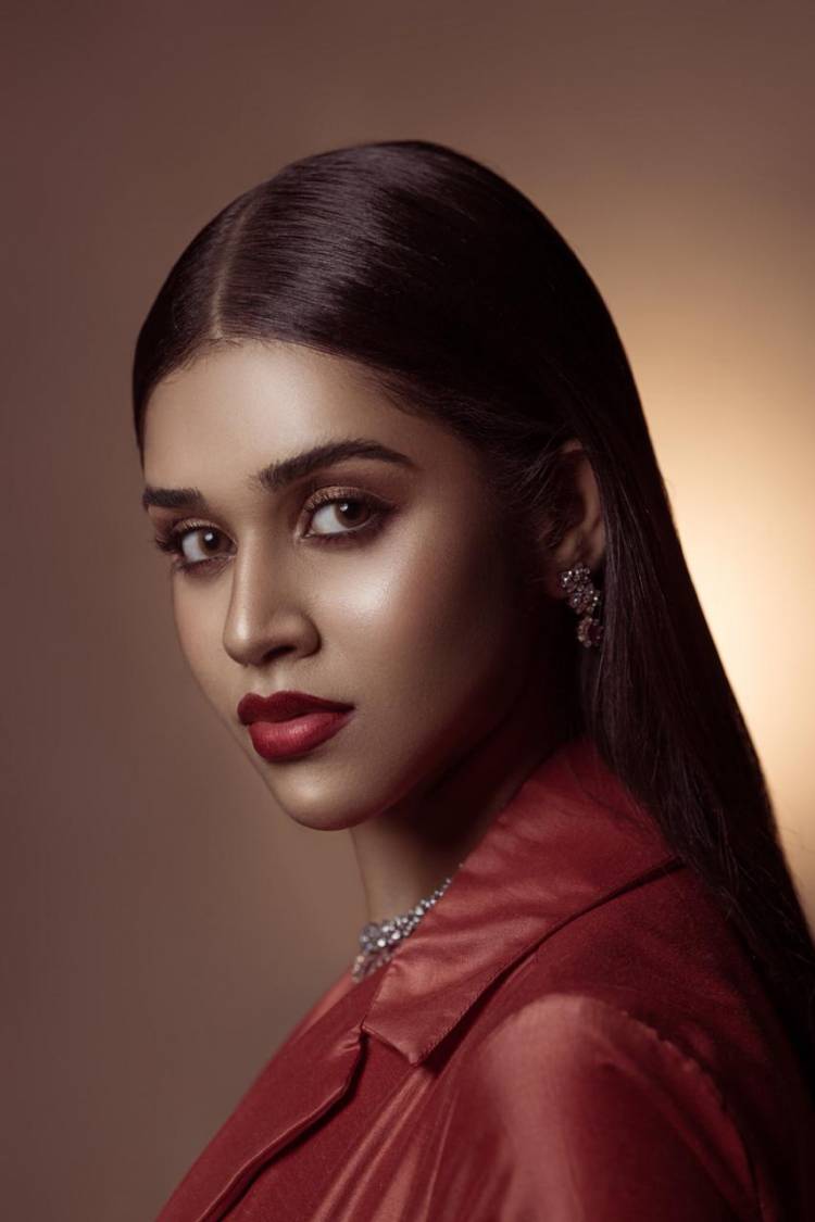 Take A Look  At Actress #MeenakshiGovindharajan's Latest Stills That Would Definitely Take Our Breath Away!!