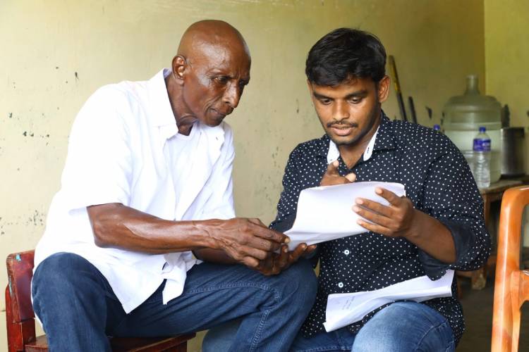  குழந்தைகளுடன் கும்மாளமிடும் நான் கடவுள் ராஜேந்திரன் " தகவி". படத்தில் கல கலப்பு