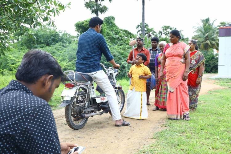  குழந்தைகளுடன் கும்மாளமிடும் நான் கடவுள் ராஜேந்திரன் " தகவி". படத்தில் கல கலப்பு