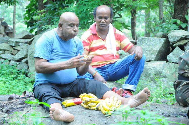  குழந்தைகளுடன் கும்மாளமிடும் நான் கடவுள் ராஜேந்திரன் " தகவி". படத்தில் கல கலப்பு