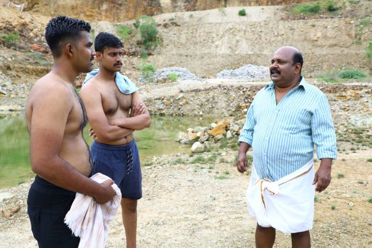  குழந்தைகளுடன் கும்மாளமிடும் நான் கடவுள் ராஜேந்திரன் " தகவி". படத்தில் கல கலப்பு