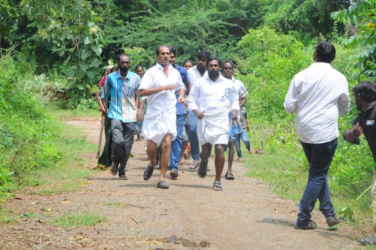  குழந்தைகளுடன் கும்மாளமிடும் நான் கடவுள் ராஜேந்திரன் " தகவி". படத்தில் கல கலப்பு