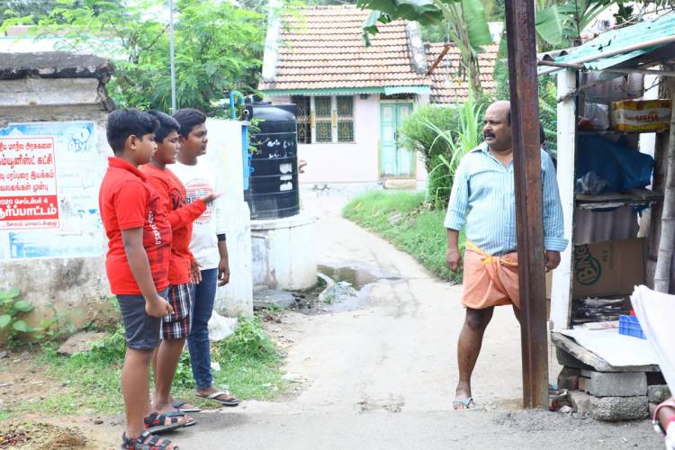  குழந்தைகளுடன் கும்மாளமிடும் நான் கடவுள் ராஜேந்திரன் " தகவி". படத்தில் கல கலப்பு