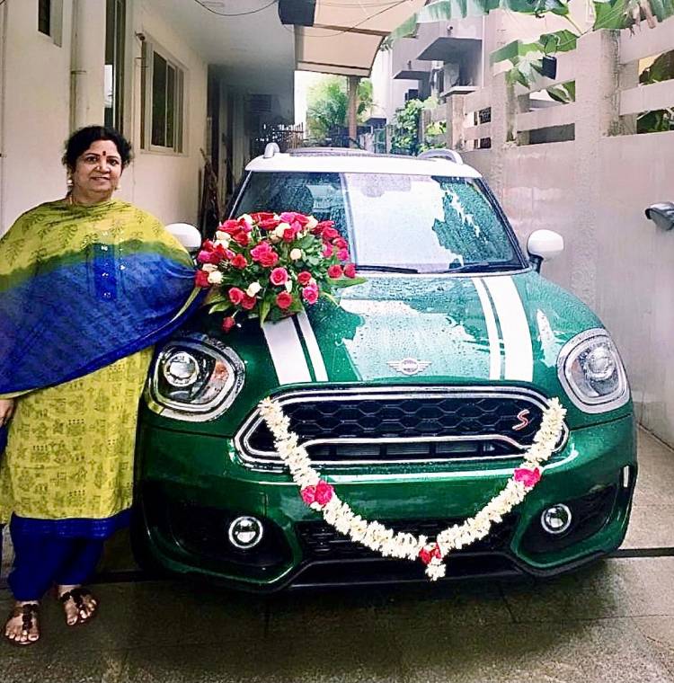 தாய் தந்த ‘அன்பு பரிசு’ - மகிழ்ச்சியில் நடிகர் சிலம்பரசன் டி.ஆர்