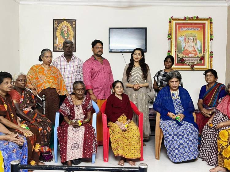 Actress #ParvathiNair celebrated her birthday today with senior citizens at an old age home.