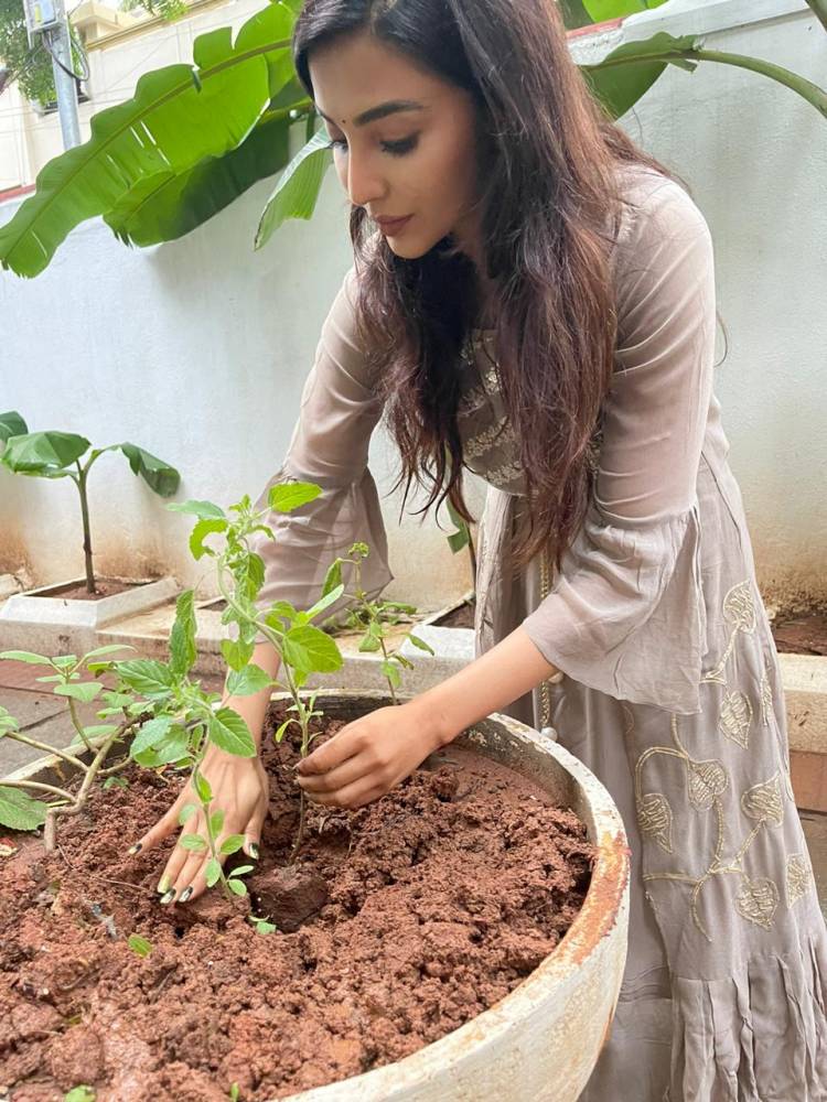 Actress #ParvathiNair celebrated her birthday today with senior citizens at an old age home.
